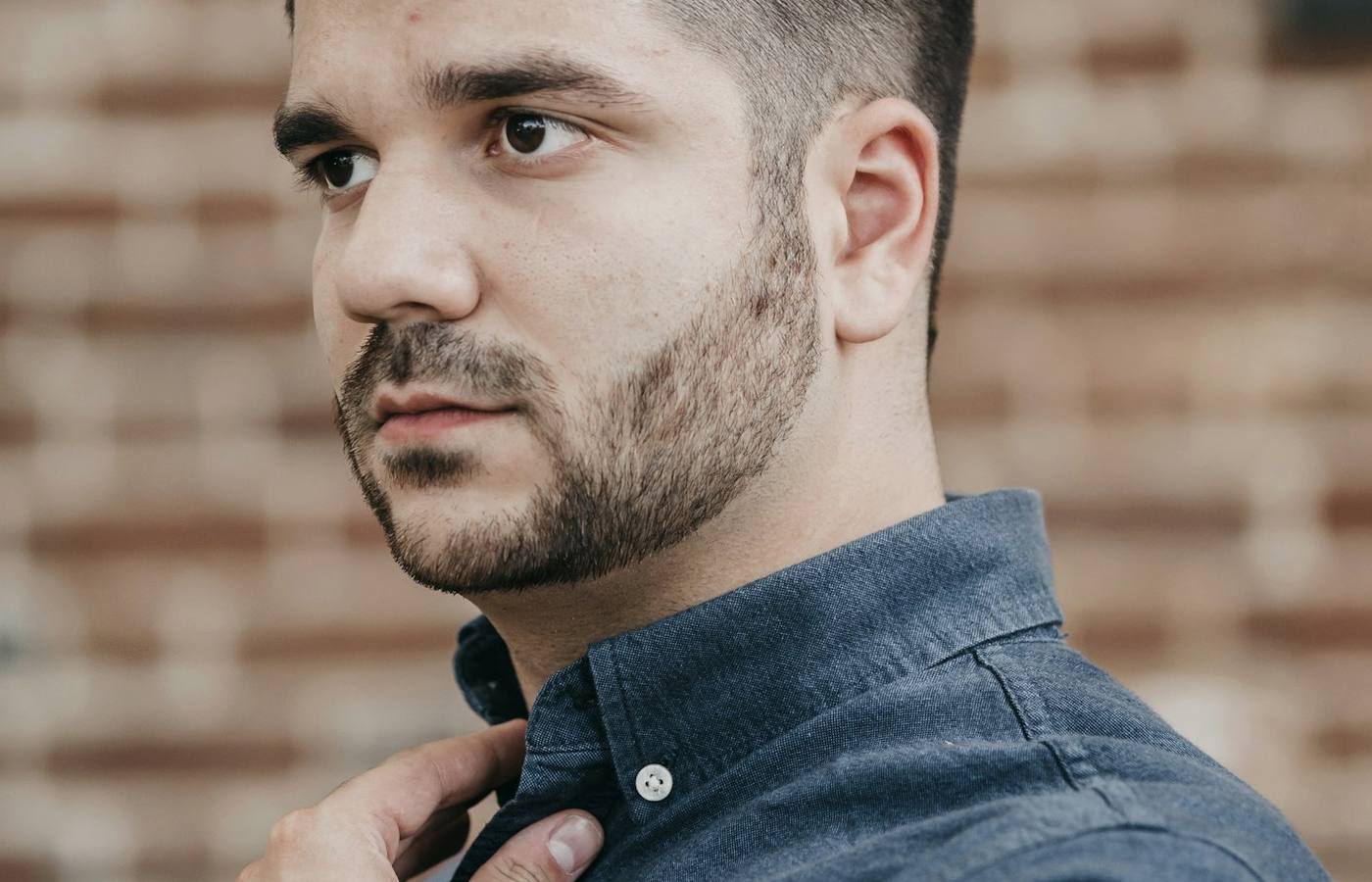 Interiér moderní posilovny s fitness vybavením